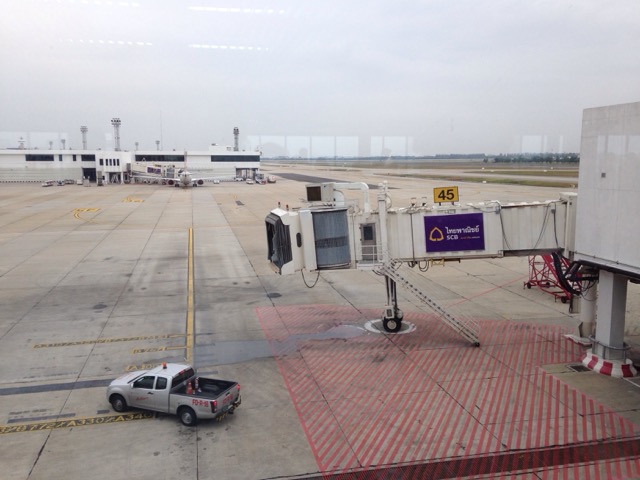 曼谷廊曼机场, 苦等不来的前序航班, 右侧天空还有飞行和跳伞表演