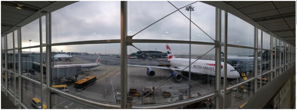 不列颠航空的 A380 巨无霸和左边跑来当参照物的国行 A320 小不点