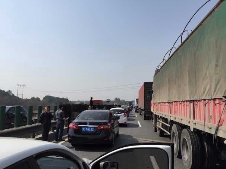 沪昆上饶段遇到事故时被堵死的高速路