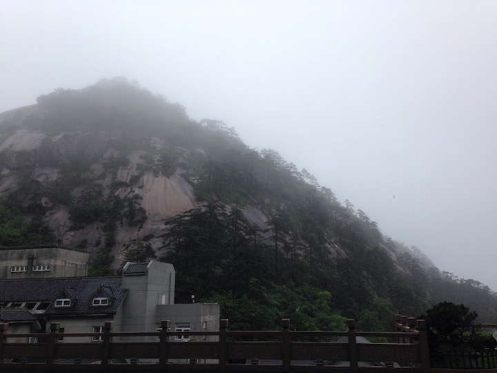 雨中黄山, 能见度比雨后大雾时略好点