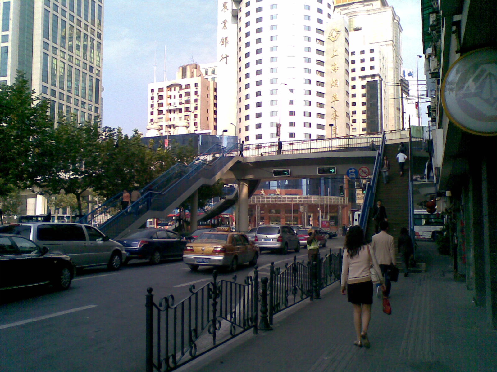 旅馆出门的天桥, 也就这一个路口算大路口了, 上面是高架.