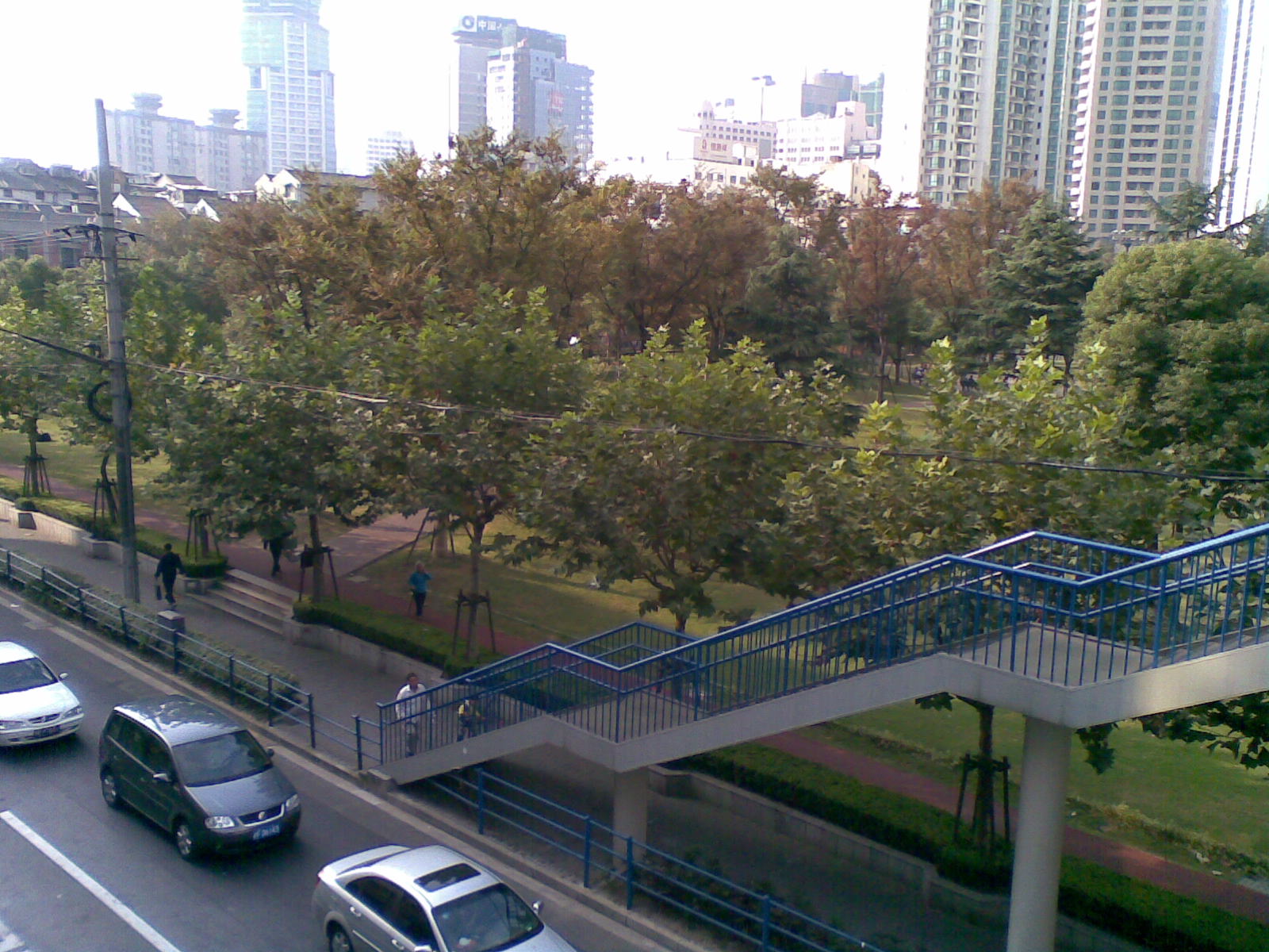 天桥上回头看街区花园, 似乎什么都看不到? :( 周围那圈跑道注意看还是能看到的.