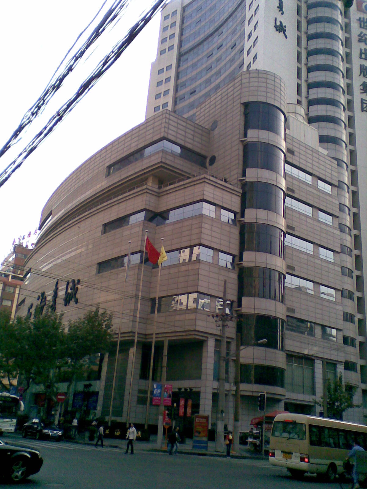 上海书城, 果然书店是用来翻看了解书, 体验那种手感, 气味和氛围的, 真的要买书能网购就网购吧, 价格优势太明显.