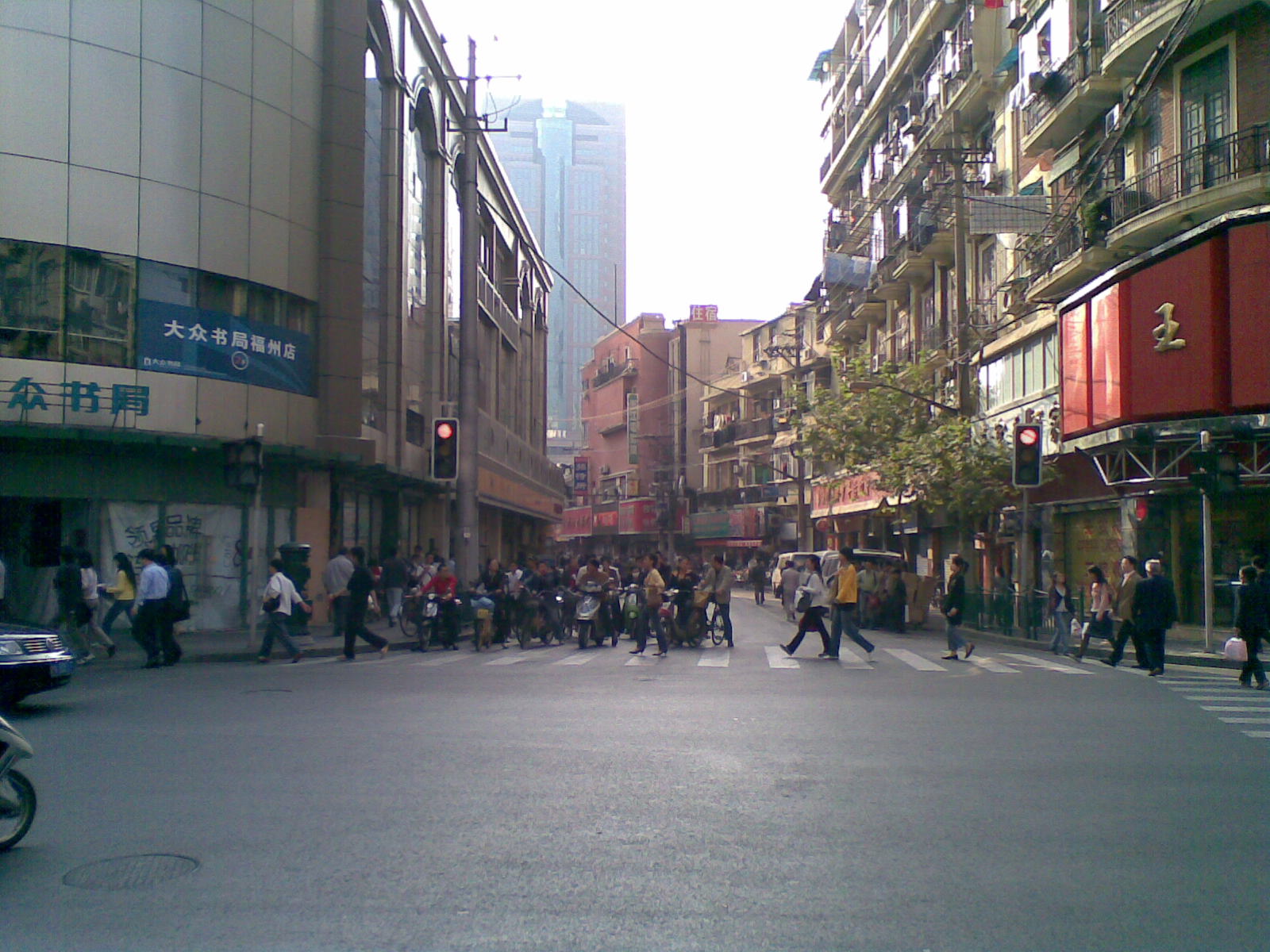 早上 8:40 左右的小路口, 虽然小路口还是偶尔会有不遵守交通规则的, 不过相对北京已经好太多了.