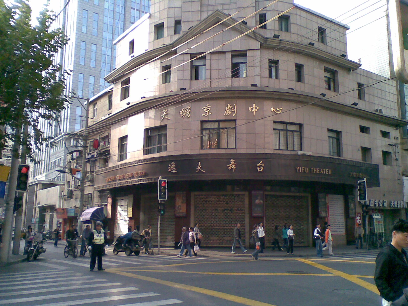来福士后面街对面有一个剧院, 不知道是不是很出名的老字号