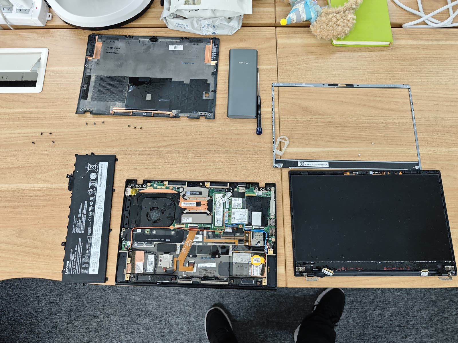 拆到这一步再把屏轴卸了就能把面板拿下来的 ThinkPad X1 Carbon Gen6